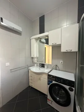 Moderne opremljeno kupatilo sa umivaonikom, ogledalom i veš mašinom. - image 17