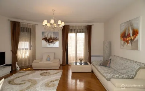 Dnevna soba sa garniturom, tepihom i velikim prozorom sa zavjesama. - image 2