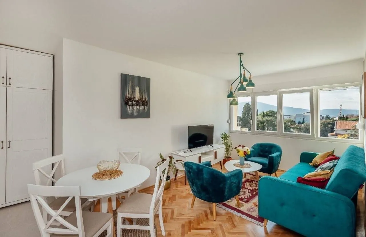 Izdavanje, dvosoban stan, 70m², Centar, Tivat