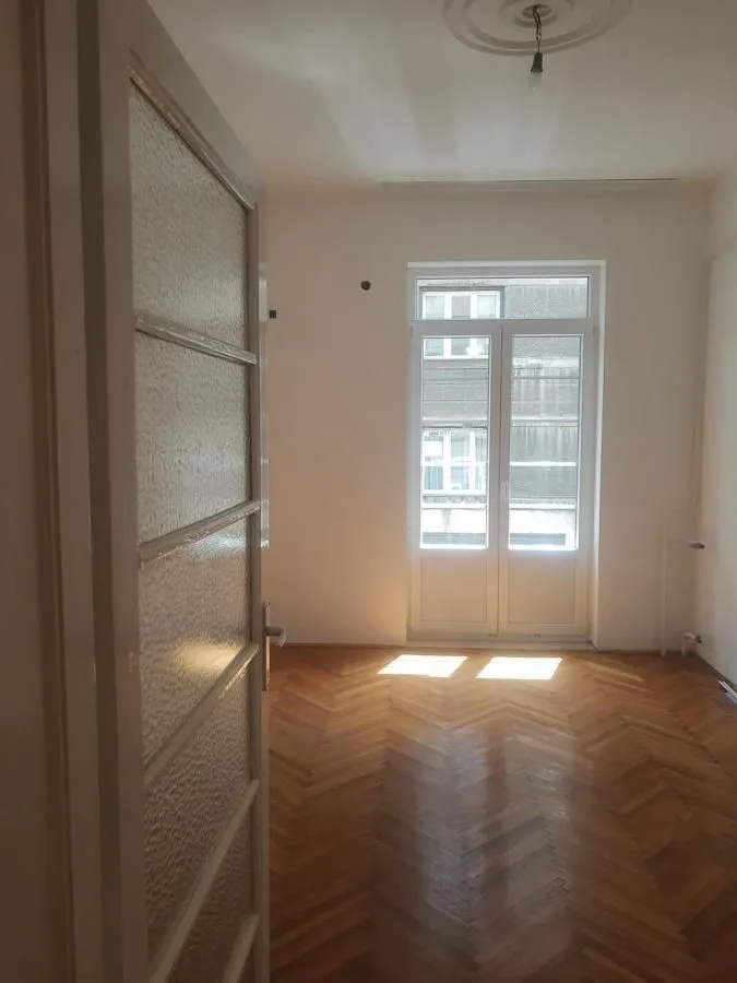 Izdavanje, poslovni prostor, 67m², Savski Venac, Beograd