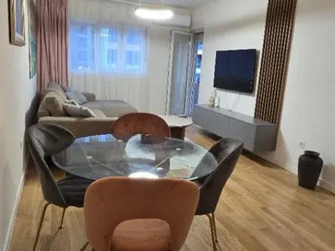 Izdavanje, jednosoban stan, 50m², Central Point, Podgorica - image 3