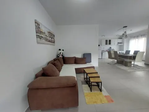 Izdavanje, dvosoban stan, 85m², Dobrota, Kotor - image 2