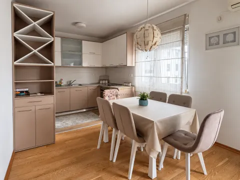 Kitchen with a dining area and large built-in units. - image 5