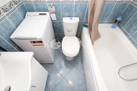 Manje kupatilo opremljeno kadom, toaletom, umivaonikom i mašinom za veš. - image 6