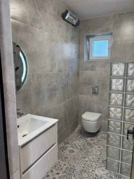 Moderne kupatilo sa sivim pločicama, umivaonikom i toaletom. - image 17
