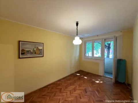 Empty room with parquet flooring and access to the terrace. - image 7