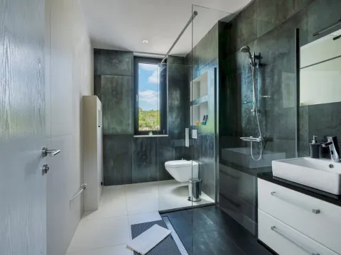 Izdavanje, kuća, 1150m², Krimovica, Kotor - image 40