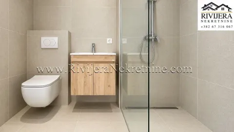 Savremeno opremljeno kupatilo sa tuš kabinom i umivaonikom. - image 9