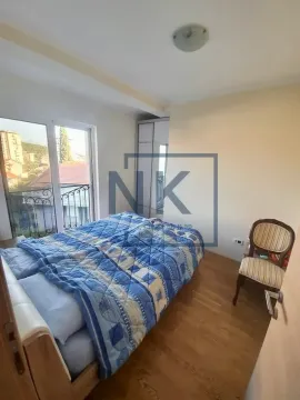 Spavaća soba sa bračnim krevetom, plakarom i izlazom na balkon. - image 4