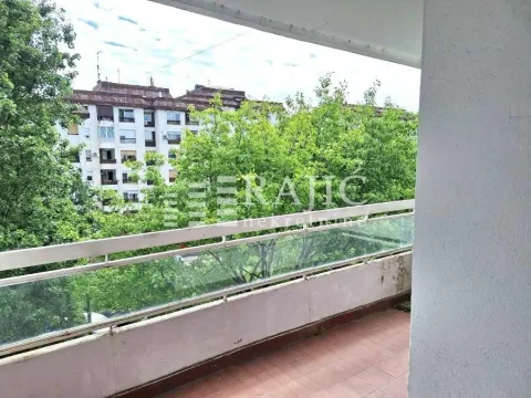 Terasa sa pogledom na gradsko okruženje i zelenilo. - image 7