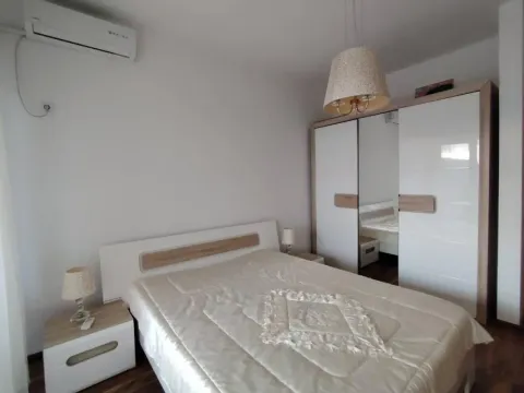 Spavaća soba sa bračnim krevetom, noćnim stočićima i velikim garderoberom. - image 9