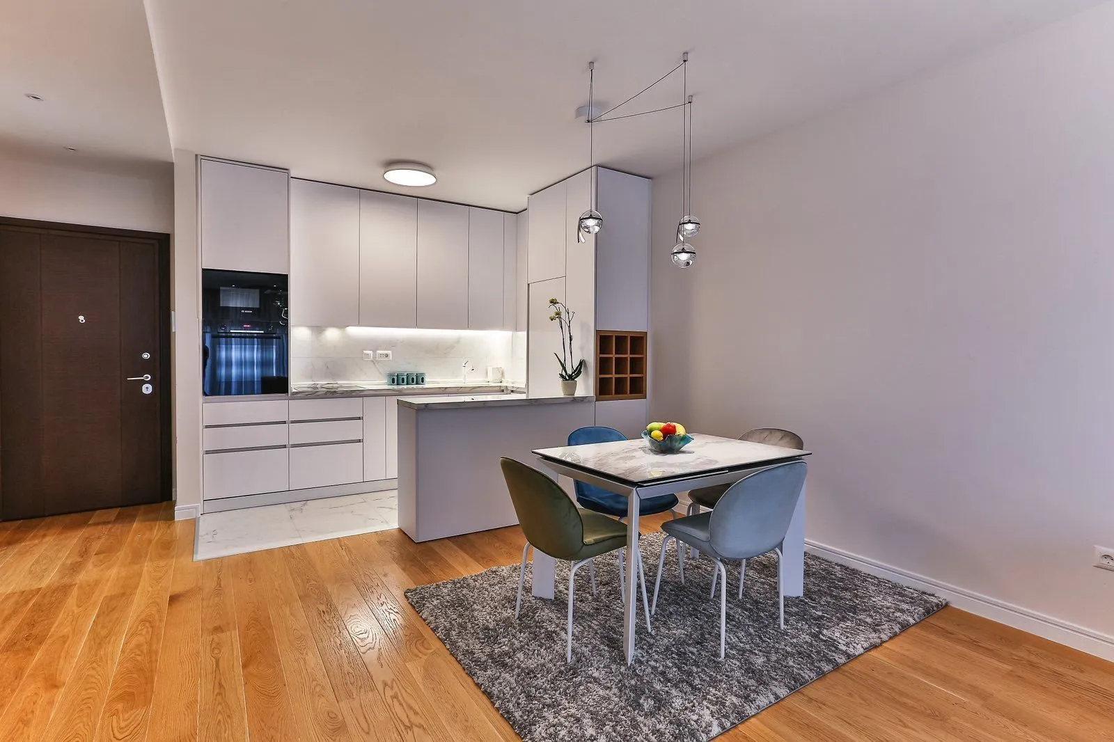 Bright and modern kitchen with a dining table and chairs.