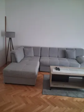 Udobna dnevna soba sa ugaonom garniturom i stočićem. - image 5
