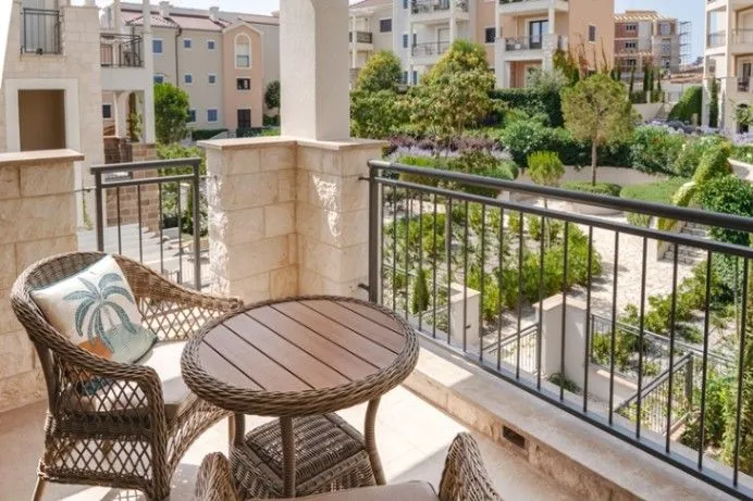 Izdavanje, jednosoban stan, 63m², Luštica Bay, Tivat