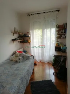Dečja soba sa krevetom, radnim stolom i policama. - image 7