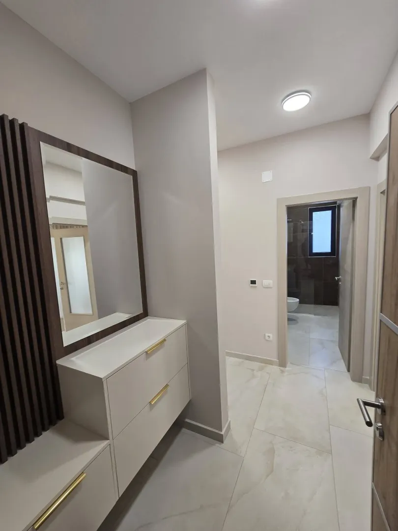 Izdavanje, dvosoban stan, 70m², Pod Kuk, Tivat