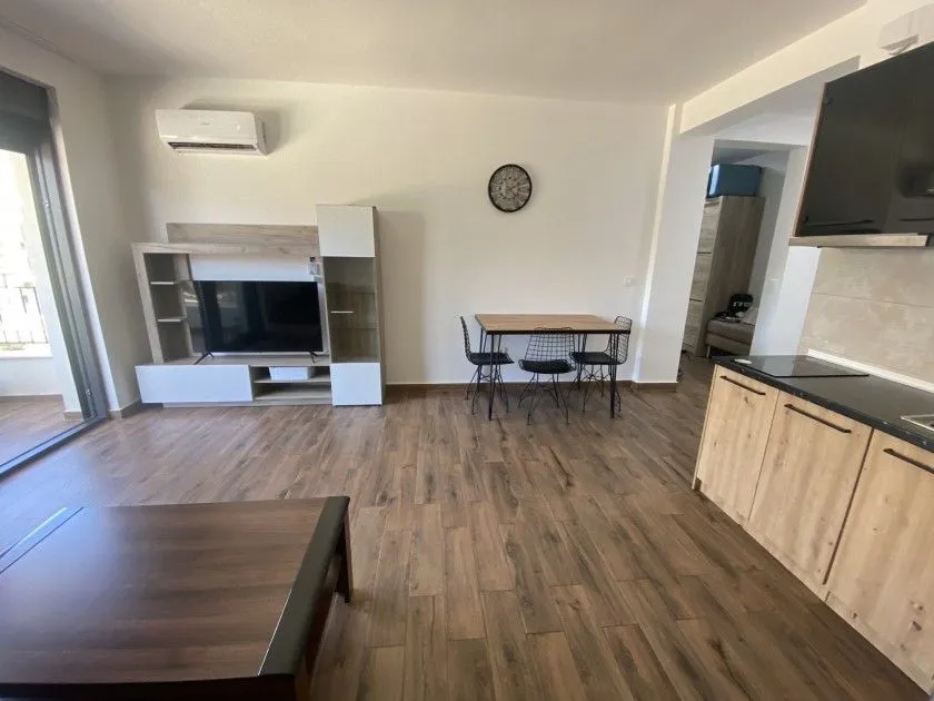 Izdavanje, četvorosoban stan, 71m², Centar, Bar