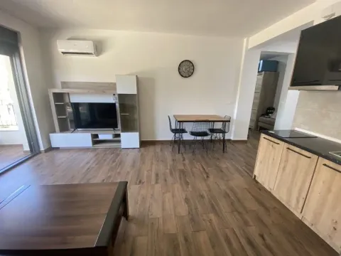 Izdavanje, četvorosoban stan, 71m², Centar, Bar - image 2
