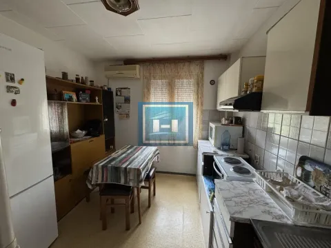Manja kuhinja sa trpezarijskim stolom i osnovnim elementima. - image 8