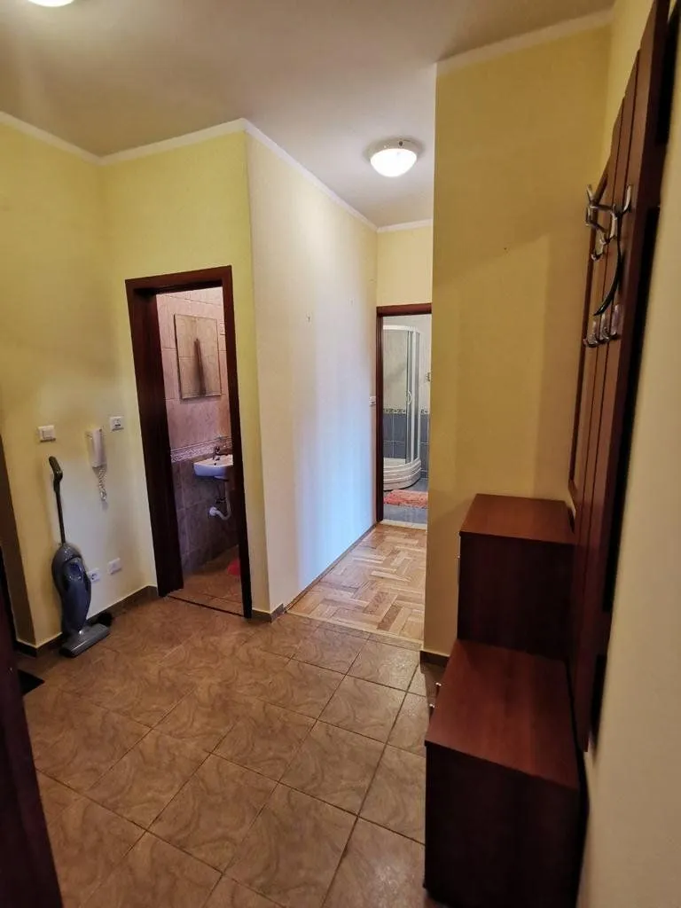 Izdavanje, dvosoban stan, 70m², Blok 9, Podgorica