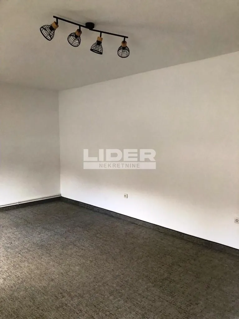 Rent, office space, 325m², Surčin, Beograd