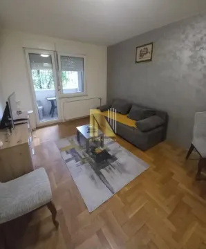 Dnevna soba sa garniturom, stočićem i izlazom na terasu. - image 3