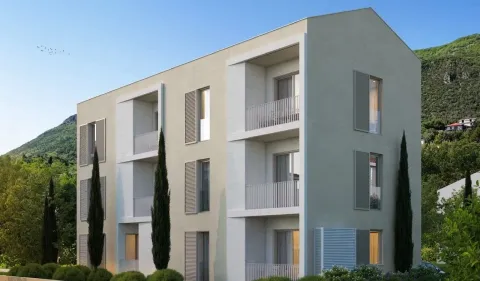 Pogled na spoljašnjost moderne stambene zgrade sa terasam i uređenim dvorištem. - image 2