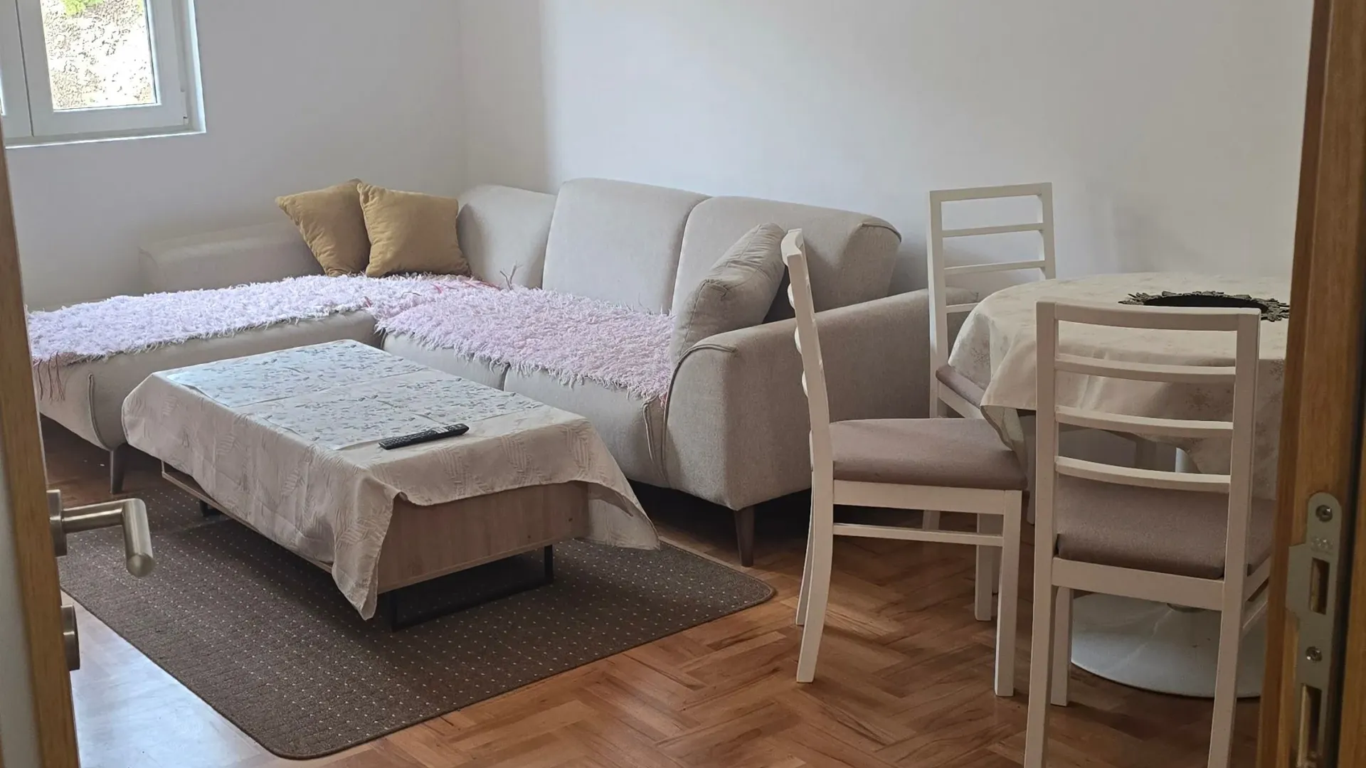 Izdavanje, dvosoban stan, 72m², Dubovica, Budva