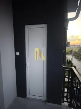 Pogled na terasu i vrata spoljne ostave sa vodenim žigom agencije. - image 10