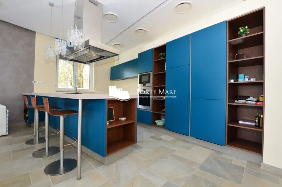 Prodaja, kuća, 285m², Njivice, Herceg Novi
