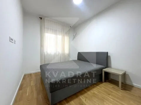 Spavaća soba sa bračnim krevetom i noćnim stočićem. - image 5