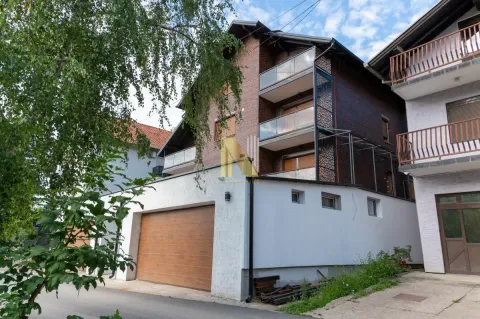 Spoljašnji izgled višespratne kuće sa garažom i balkonima. - image 7