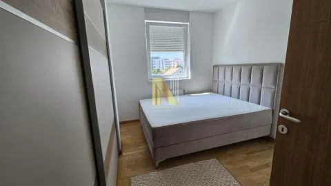 Nameštena spavaća soba sa bračnim krevetom, plakarom i prozorom. - image 12