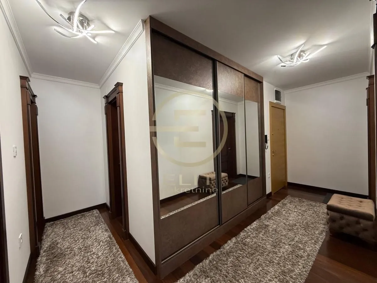 Izdavanje, stan, 116m², Socijalno, Novi Sad Sve Podlokacije