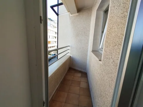 Pogled na natkrivenu terasu sa keramičkim pločicama i ogradom. - image 8