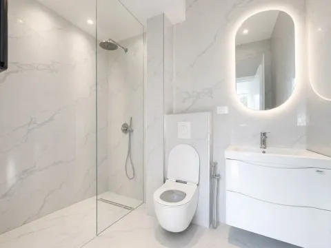 Moderno opremljeno kupatilo sa tuš kabinom i bijelim pločicama. - image 15