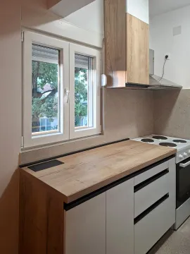 Manja kuhinja sa drvenim elementima, radnom pločom i prozorom. - image 12