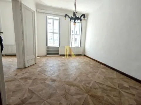 Empty room with parquet flooring and large windows. - image 6