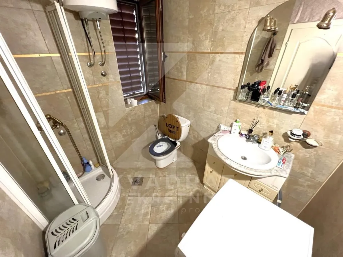Kupatilo sa tuš kabinom, umivaonikom i wc šoljom.