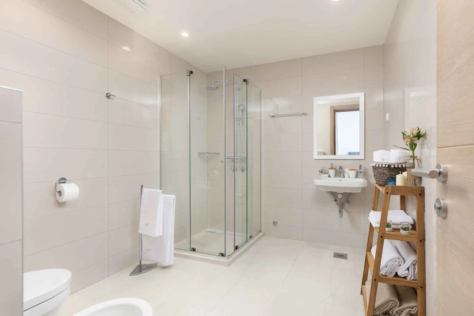 Modern and neatly decorated bathroom with a shower cabin.