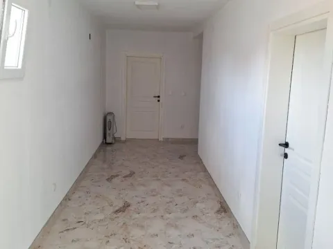 Izdavanje, kuća, 170m², Cijevna, Podgorica - image 11