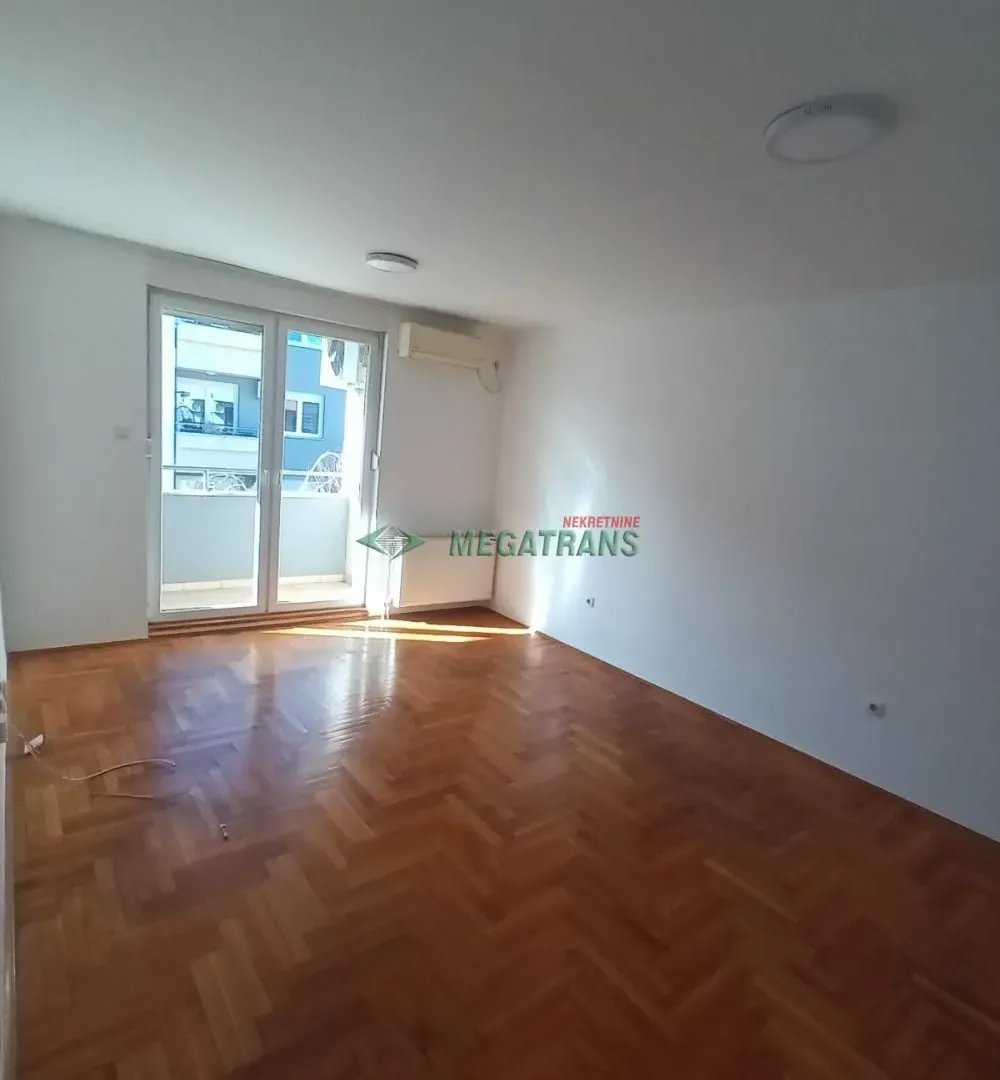 Izdavanje, četvorosoban stan, 100m², Centar, Novi Sad