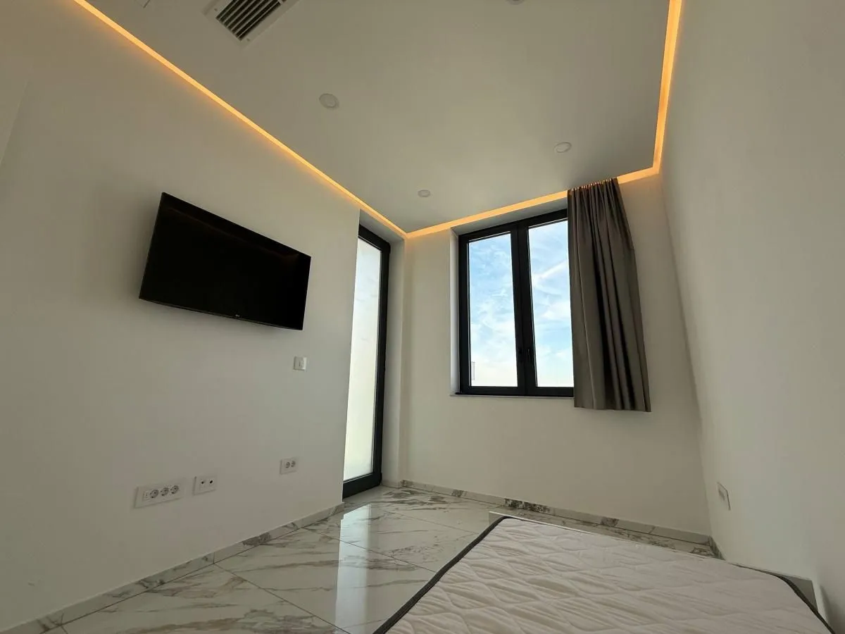 Izdavanje, kuća, 244m², Sremska Kamenica, Petrovaradin