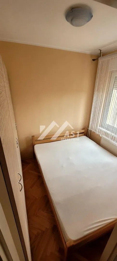 Smaller bedroom with a bed and wardrobe.