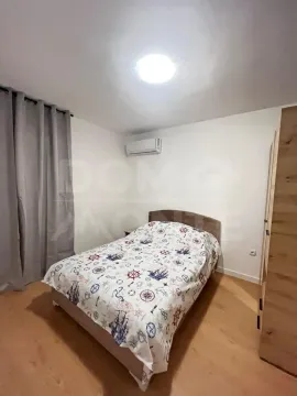 Manja spavaća soba sa bračnim krevetom, plakarom i klima uređajem. - image 3