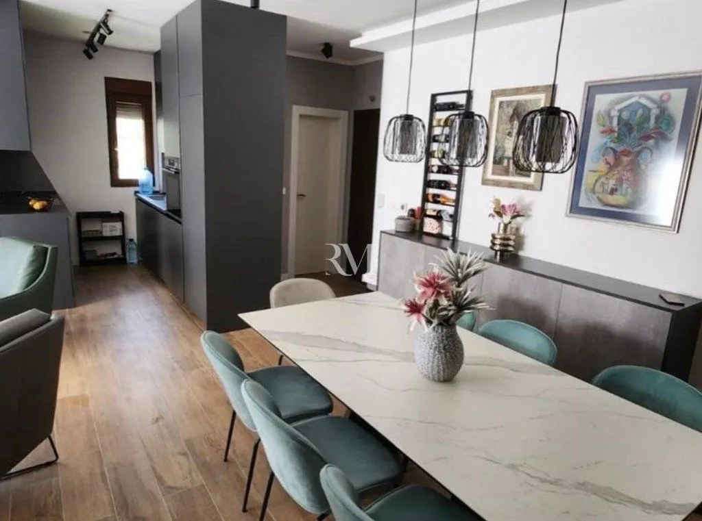 Prodaja, trosoban stan, 98m², Dobrota, Kotor