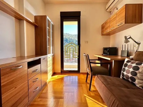 Radna soba sa drvenim namještajem, pisaćim stolom i kaučem. - image 6