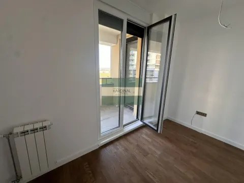 Prazna soba sa drvenim podom i izlazom na terasu. - image 7