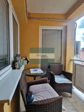 Namješten balkon sa garniturom za sedenje i stočićem. - image 24