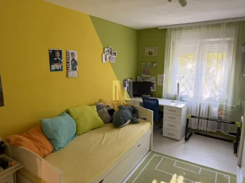 Dečja soba sa krevetom, radnim stolom i žuto-zelenim zidovima. - image 9